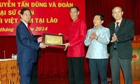 Premierminister Nguyen Tan Dung trifft Vertreter der vietnamesischen Gemeinschaft in Laos