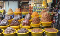 Der Markt in Chau Doc ist berühmt für Fischpaste