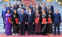 Staatspräsident Truong Tan Sang überreicht Titel “Botschafter” an Diplomaten