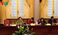Vize-Staatspräsidentin Nguyen Thi Doan leitet die Sitzung der Kinderstiftung