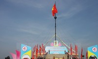 Der Hissen der Nationalflagge “Vereinigung des Landes” in Quang Tri