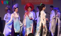 Präsentation der vietnamesischen Tracht Ao Dai auf der Messe in Paris 2015