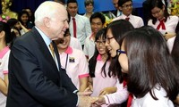 Die Delegation der US-Senatoren trifft Studenten in Ho Chi Minh Stadt