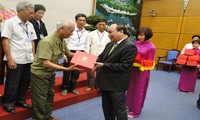 Vize-Premierminister Nguyen Xuan Phuc empfängt Menschen mit großem Ansehen 