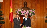 Vize-Premierminister Nguyen Xuan Phuc empfängt die Inspektoren der laotischen Regierung