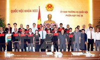 Vize-Parlamentspräsident Huynh Ngoc Son empfängt die Delegation der Minderheiten aus Dak Lak