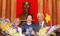 Vize-Staatspräsidentin Nguyen Thi Doan überreicht Freundschaftsorden an zwei Professoren