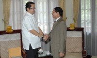 Präsident der Philippinen lädt Staatspräsident Truong Tan Sang zur APEC-Woche im November ein