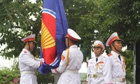 Flagge-Hissen zum 20. Jahrestag des Vietnam-Beitritts in die ASEAN