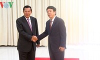 VOV-Intendant Nguyen Dang Tien trifft den kambodschanischen Premierminister Hun Sen