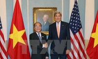Parlamentspräsident Nguyen Sinh Hung trifft US-Außenminister John Kerry