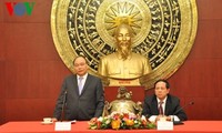 Vize-Premierminister Nguyen Xuan Phuc besucht die vietnamesische Botschaft in China