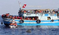 Spanien und Italien retten hunderte Flüchtlinge auf dem Meer