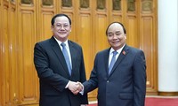 Premierminister Nguyen Xuan Phuc empfängt den laotischen Vize-Premierminister Sonsay Siphandone