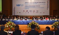 Premierminister Nguyen Xuan Phuc nimmt am vietnamesischen Unternehmensforum teil