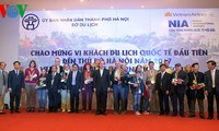 Hanoi und Ho Chi Minh Stadt empfangen die erste Delegation von ausländischen Touristen