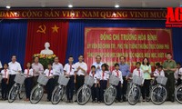 Vizepremierminister Truong Hoa Binh überreicht Fahrräder an bedürftige und lerneifrige Kinder