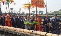 Der japanische Kaiser Akihito und Kaiserin Michiko besuchen den Kaiserpalast in Hue