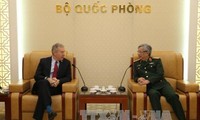 Vize-Verteidigungsminister Nguyen Chi Vinh empfängt US-Botschafter Ted Osius