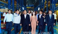 Premierminister Nguyen Xuan Phuc besucht den Betrieb zur Fahrzeugmontage in Ninh Binh
