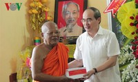 Vorsitzender der Vaterländischen Front beglückwünscht Mönche und Khmer-Volksgruppe zum Neujahrsfest