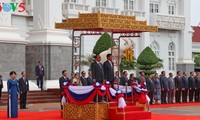 Gespräch zwischen dem Premierminister Nguyen Xuan Phuc und seinem laotischen Amtskollege