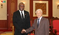KPV-Generalsekretär Nguyen Phu Trong empfängt den Senatspräsident von Haiti