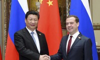 Der chinesische Staatspräsident Xi Jinping führt Gespräch mit russischem Premierminister