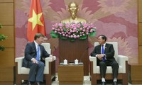 Vize-Parlamentspräsident Do Ba Ty empfängt die Delegation des US-Ausschusses für Streitkräfte