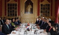 Premierminister Nguyen Xuan Phuc trifft Vertreter des niederländischen Parlaments
