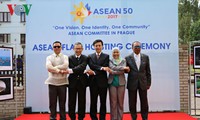 Feier zum 50. Gründungstag von ASEAN in verschiedenen Ländern