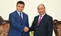 Premierminister Nguyen Xuan Phuc empfängt die Außenminister aus der Ukraine und Südafrika