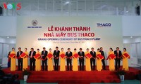 Vize-Premierminister Trinh Dinh Dung nimmt an Einweihung der größten Fabrik für Busse in Südostasien