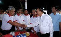 Premierminister Nguyen Xuan Phuc besucht das Modell des Gesellschaftsraums der Bauern in Dong Thap