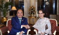 Premierminister Nguyen Xuan Phuc trifft hochrangige Politiker am Rande der ASEAN-Indien-Konferenz