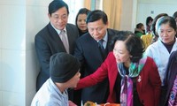 Die Leiterin der Zentralabteilung für Volksaufklärung besucht Patienten im Krankenhaus Bac Ninh
