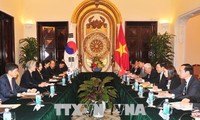 Gespräch zwischen Vize-Premierminister Pham Binh Minh und Außenministerin Südkoreas Kang Kyeong-hwa