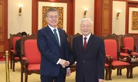 Sekjen KS PKV, Nguyen Phu Trong menerima Presiden Republik Korea Moo Jae-in 