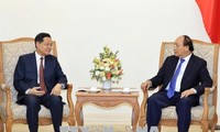 Premierminister Nguyen Xuan Phuc empfängt den Vorsitzenden des Autonomiegebiets der Zhuang in China 