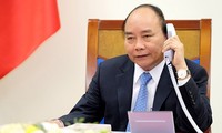 Premierminister Nguyen Xuan Phuc führt ein Telefongespräch mit dem dänischen Amtskollegen