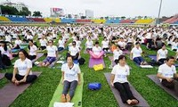 1200 Einwohner  aus Hanoi nehmen an der Vorführung zum Weltyogatag teil