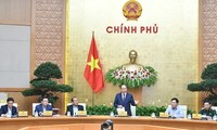 Premierminister Nguyen Xuan Phuc leitet die Monatssitzung der Regierung