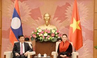 Parlamentspräsidentin Nguyen Thi Kim Ngan empfängt den laotischen Premierminister Thongloun Sisoulith