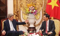 Vize-Premierminister Pham Binh Minh empfängt den ehemaligen US-Außenminister John Kerry
