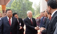 KPV-Generalsekretär Nguyen Phu Trong trifft laotische Spitzenpolitiker