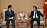 Vize-Premierminister Trinh Dinh Dung empfängt den Direktor von JBIC