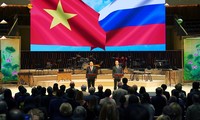 Russlands und Vietnams Regierungschefs nehmen an Eröffnung des Vietnam-Russland-Jahres teil