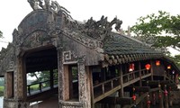 Der Nachtmarkt an der historischen überdachten Holzbrücke Thanh Toan in der Kaiserstadt Hue