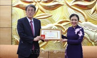Verleihung des Erinnerungsordens „Für Frieden und Freundschaft zwischen den Völkern” an den japanischen Botschafter 