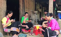 Dien Bien macht das nationale Kulturerbe „Stickerei-Schuhen der Volksgruppe Xa Phang” bekannt